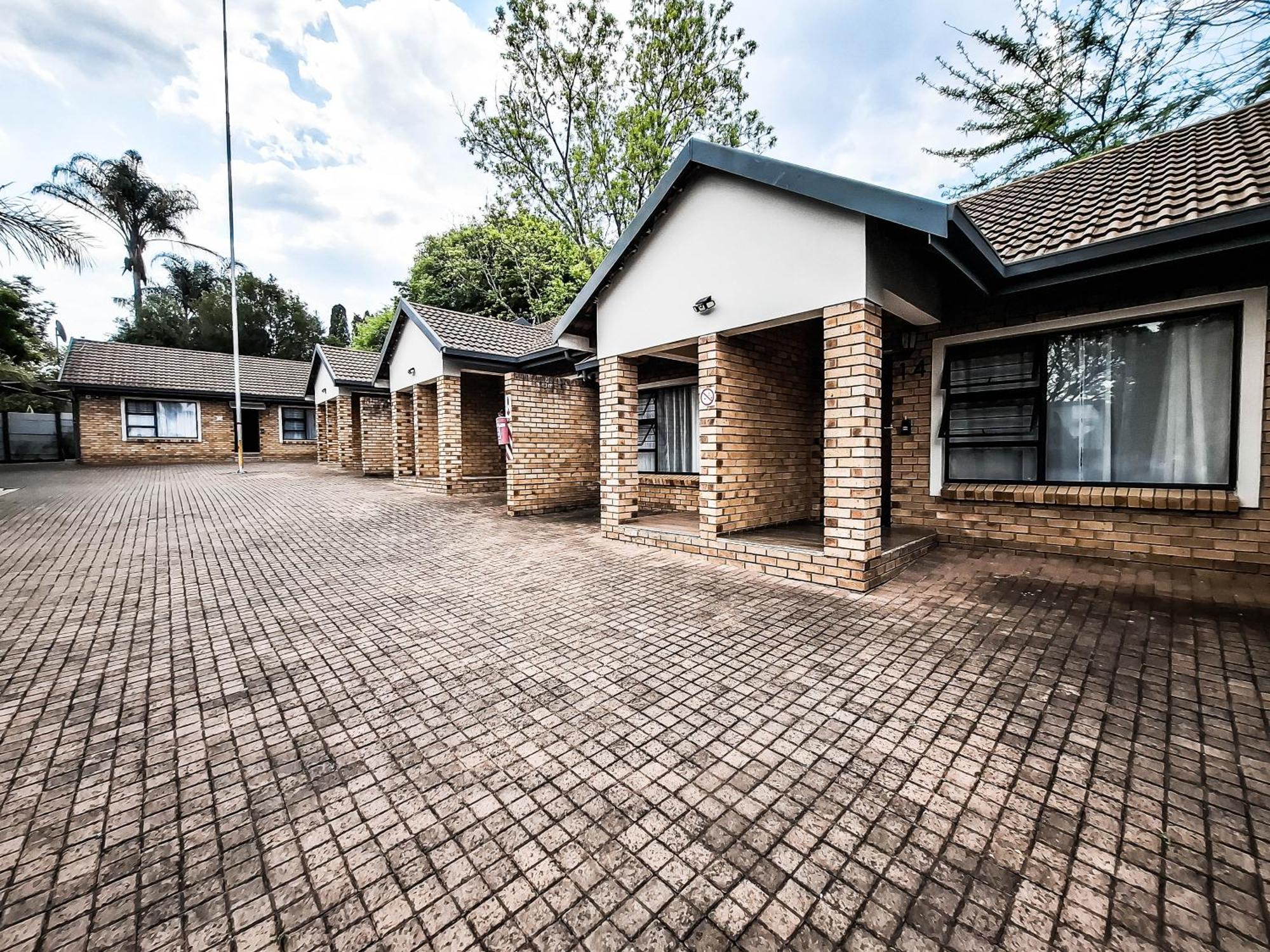 B At Home Guest House Piet Retief Exterior photo